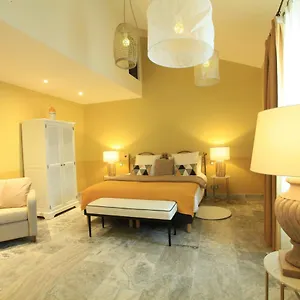 https://chambres-d-hotes-les-ormes.fr-provencehotel.com